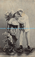 R180723 Old Postcard. Woman With Man - Monde