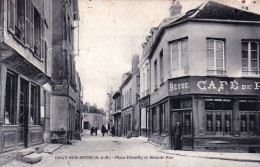 77 - BRAY Sur SEINE - Place Preuilly Et Grande Rue ( Cafe De Paris , Pharmacie ) - Bray Sur Seine