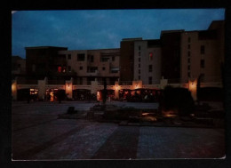 Cp, 34, Cap D'Agde, Place Richelieu Et Résidences, La Nuit, Voyagée 1975, Ed. De France - Agde