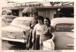 Women And Automobiles In Front Of The "Istanbul Löwenbräu" In Germany (Original Photograph, B/W, 1940/50, 7x10 Cm.) * - Lieux