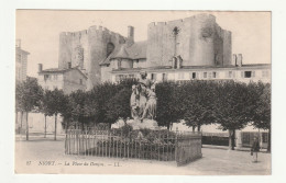 79 . NIORT. La Place Du Donjon  - Niort