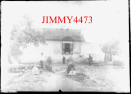 Grande Plaque De Verre - Safsafa En 1920 - La Famille Graziani Et Cheval Devant Leur Maison - Taille 128 X 178 Mlls - Glass Slides