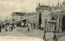 TROUVILLE - La Plage Et Les Bazars - Trouville