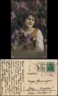 Menschen / Soziales Leben - Frau Im Flieder Fotokunst Coloraufnahme 1918 - Personen