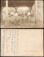 Menschen Soziales Leben Gruppenfoto Auf Dem Heuboden Heu-Schuber 1920 Privatfoto - Unclassified