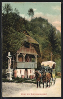 AK Post Im Schwarzwald, Eine Zweispännige Postkutsche Vor Einem Haus Mit Flurkreuz  - Postal Services