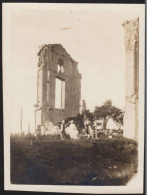 TOP Photographie Des Années 1920 De Gens Dans Les Ruines Du Château De Lassay à SAINT ARNOULT, Calvados, 8,4x11,2 Cm - Places