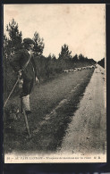 CPA Au Pays Landais, Troupeau De Moutons Sur La Route-Mann En Costume Typique Von Aquitanien / Aquitaine  - Non Classés