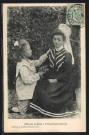 CPA Offrande De Bèbè à La Paysanne Poitevine, Mutter Avec Kind En Costume Typique Aquitanien / Aquitaine  - Non Classés