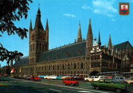 CPM - LEPER (YPRES) - Halles Aux Draps-Beffroi (voitures) … - Ieper