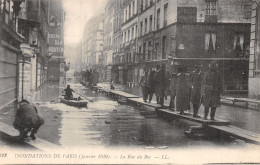 75 PARIS LA CRUE LA RUE DU BAC - Alluvioni Del 1910