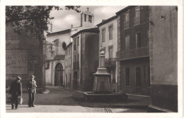 FR66 MAURY - La Place De La Mairie Et église Saint Brice - Pub KUB La Bague D'or - Animée - Belle - Autres & Non Classés