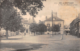 35 DOL DE BRETAGNE LA PLACE DE LA MAIRIE - Dol De Bretagne