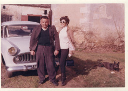 Grande Photo D'un Couple Avec Leurs Chien Posant Devant Leurs Voiture Devant Leurs Ferme - Personnes Anonymes