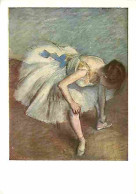 Art - Peinture - Edgar Degas - Danseuse Assise Nouant Son Brodequin - Dancer Tying Her Sandal - Carte Neuve - CPM - Voir - Schilderijen