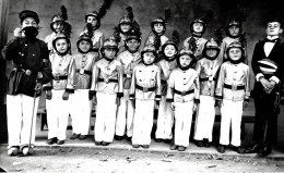 A Identifier. Cpa Photo D'un Groupe D'enfants Pompiers àl'occasion Des Fètes Des écoles à Abbeville. - To Identify