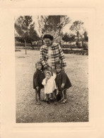 Grande Photo D'une Femme élégante Avec Ces Trois Petite Fille Dans Un Jardin - Personnes Anonymes