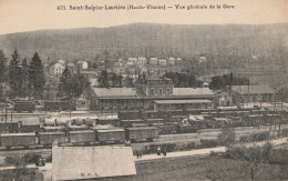 CARTE POSTALE ORIGINALE ANCIENNE  SAINT SULPICE LAURIERE VUE GENERALE DE LA GARE MARCHANDISES  ANIMEE  HAUTE VIENNE (87) - Stations With Trains