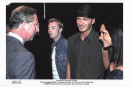 VICTORIA ET DAVID BECKHAM AVEC LE PRINCE CHARLES 2000  PHOTO  27 X 18 CM R2 - Famous People