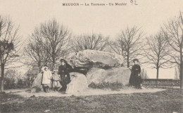 CARTE POSTALE ORIGINALE ANCIENNE : MEUDON LA TERRASSE  ANIMEE  UN MENHIR  HAUTS DE SEINE (92) - Meudon