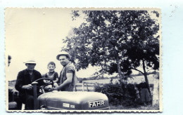 Grande Photo De Deux Hommes ( Des Agriculteur ) Avec Un Jeune Garcon Rentrent Des Champs Sur Leurs Tracteur - Anonymous Persons