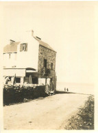 060624 - PHOTO ANCIENNE FRANCE BRETAGNE COTES D'ARMOR - Maison Et Chemin Montant Au Village De St Saint Julien - Europe