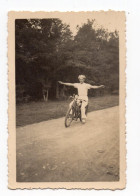 Snapshot Homme Moto Equilibre Acrobatie Bras Tendu 40s 30s Velomoteur Mobylette à Situer Identifier Elegance Béret Velo - Anonymous Persons