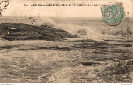 NÂ°36726 Z -cpa Sables D'Olonne -rochers Sur La Plage- - Sables D'Olonne