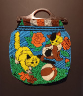 Antiguo Bolso Bolsa De Mano Vintage De Bolitas De Plastico De Colores Con Gatos Jugando - Otros & Sin Clasificación