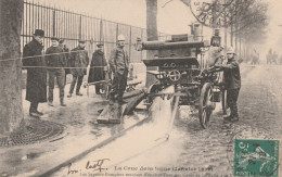 (34)    Les Sapeurs Pompiers Essayant D'Epuiser L' Eau Des Caves Des Halles Aux V.... - Überschwemmung 1910