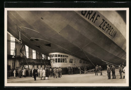 AK Friedrichshafen, Luftschiff LZ 127 Graf Zeppelin Startbereit In Der Halle, Schaulustige An Der Kanzel  - Airships