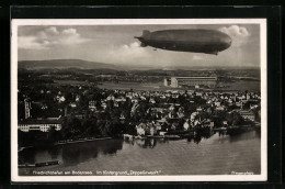 AK Friedrichshafen A. B., Gesamtansicht Mit Luftschiff LZ127 Graf Zeppelin, Im Hintergrund Zeppelinwerft  - Dirigeables