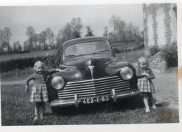 PHOTO-ORIGINALE- DEUX PETITES FILLE A COTE DE L' AUTOMOBILE VOITURE ANCIENNE PEUGEOT 203 1960 - Automobiles