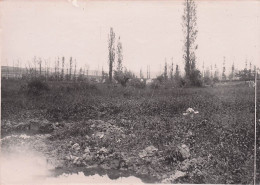 WW1 PHOTO ORIGINALE 18 X 13 CM LIEU NON IDENTIFIE UNE TOMBE AVEC SA CROIX  V11 - Guerre, Militaire