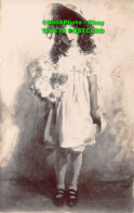 R360018 Girl With Big Hat And Light Colour Clothes And Flowers In Hand - Monde