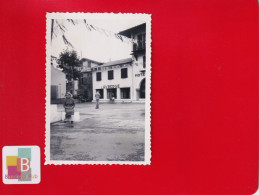 Photo Originale Snapshot   ( 6,2 Cm X 8,7 Cm) Place ASCAIN Hotel Auberge La Rhune Femme 1956 - Ascain