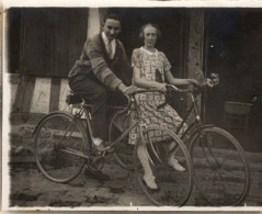 PHOTO-ORIGINALE- UN COUPLE AVEC LEURS VELOS - Cyclisme