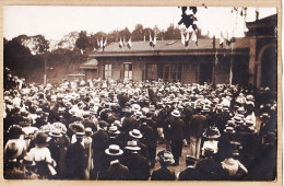 21663 / ⭐ Localisable Carte-Photo 1920s Foule Canotiers Devant GARE Drapeaux Français Arrivée Personalité ?  - Stations Without Trains