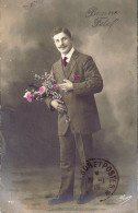 *CPA - Bonne Fête  - Homme Avec Bouquet De Fleurs - Other & Unclassified