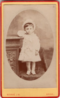 Photo CDV D'une Petite  Fille  élégante Posant Dans Un Studio Photo A Brive - Old (before 1900)