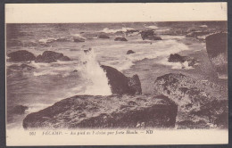 126058/ FÉCAMP, Au Pied Des Falaises Par Forte Houle - Fécamp