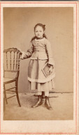 Photo CDV D'une Jeune  Fille élégante Posant Dans Un Studio Photo A PARIS - Anciennes (Av. 1900)