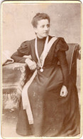 Photo CDV D'une Femme élégante Posant Dans Un Studio Photo - Oud (voor 1900)