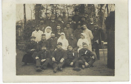 Carte Photo Groupe De  Soldats En Convalescence A L'Hopital Militaire ( Infirmieres ) - Guerre, Militaire