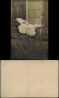 Kind Vor Hauseingang Im Kinderwagen - Privatfotokarte 1912 Privatfoto Foto - Portraits