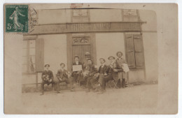 Carte-photo - Groupe De Conscrits ? Devant Un Bar, Le : Rendez-vous Des Amis - Postée De Bressuire (79) - Andere & Zonder Classificatie