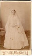 Photo CDV D'une Jeune Fille élégante Posant Dans Un Studio Photo A Paris - Oud (voor 1900)