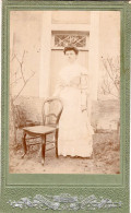 Photo CDV D'une  Femme élégante Posant Devant Sa Maison   Vers  1905 - Oud (voor 1900)