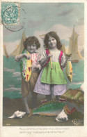 P9-fantaisies 1ER AVRIL  Couple Enfants Avec Epuisete Coquillage Poisson  Bateaux - April Fool's Day