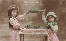 P9-fantaisies 1ER AVRIL Deux Petites Filles  Habiller  En Cuisiniere  Poisson Sur La Table - 1 De April (pescado De Abril)